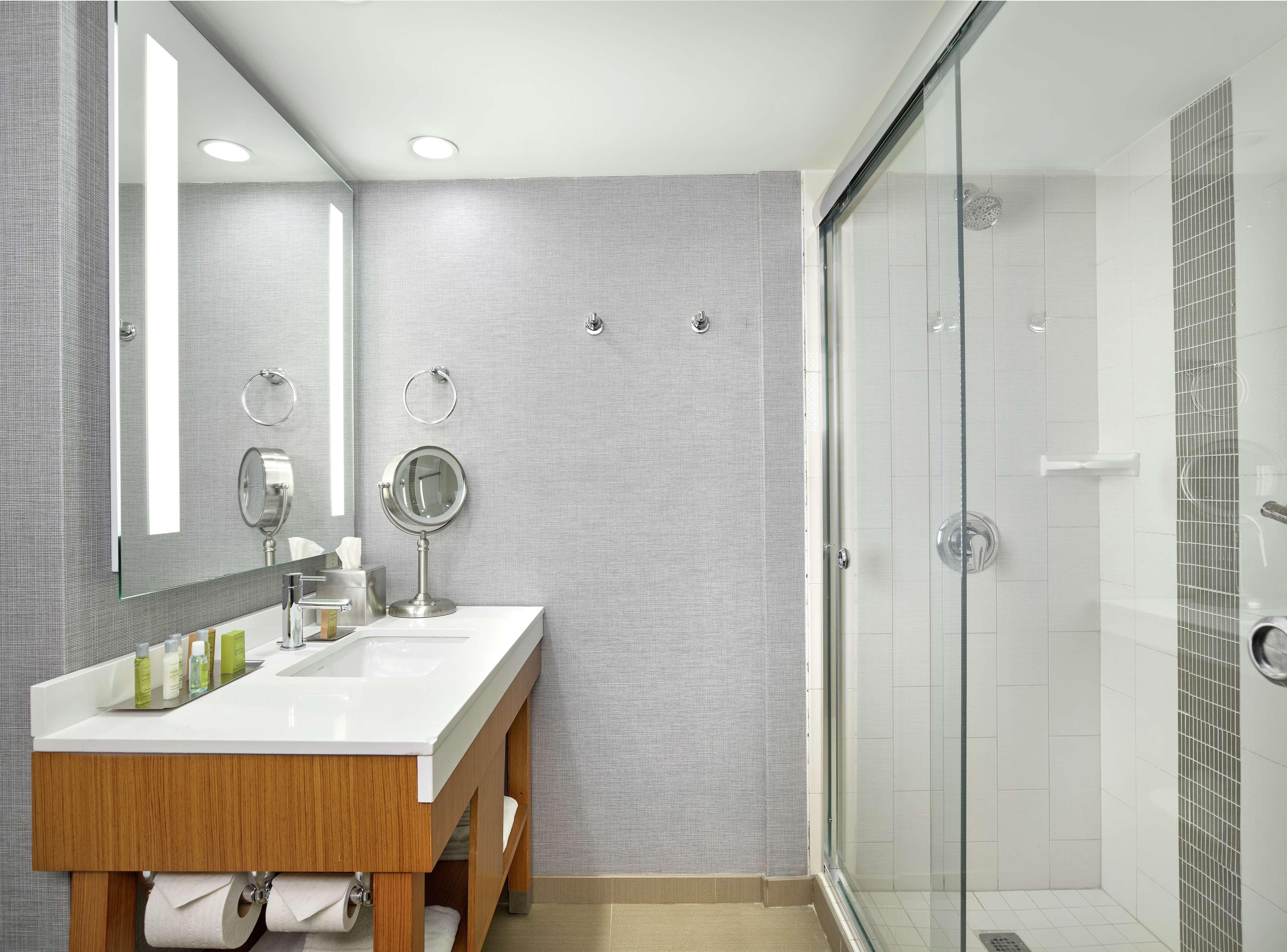 Doubletree By Hilton Edmonton Downtown Hotell Exteriör bild