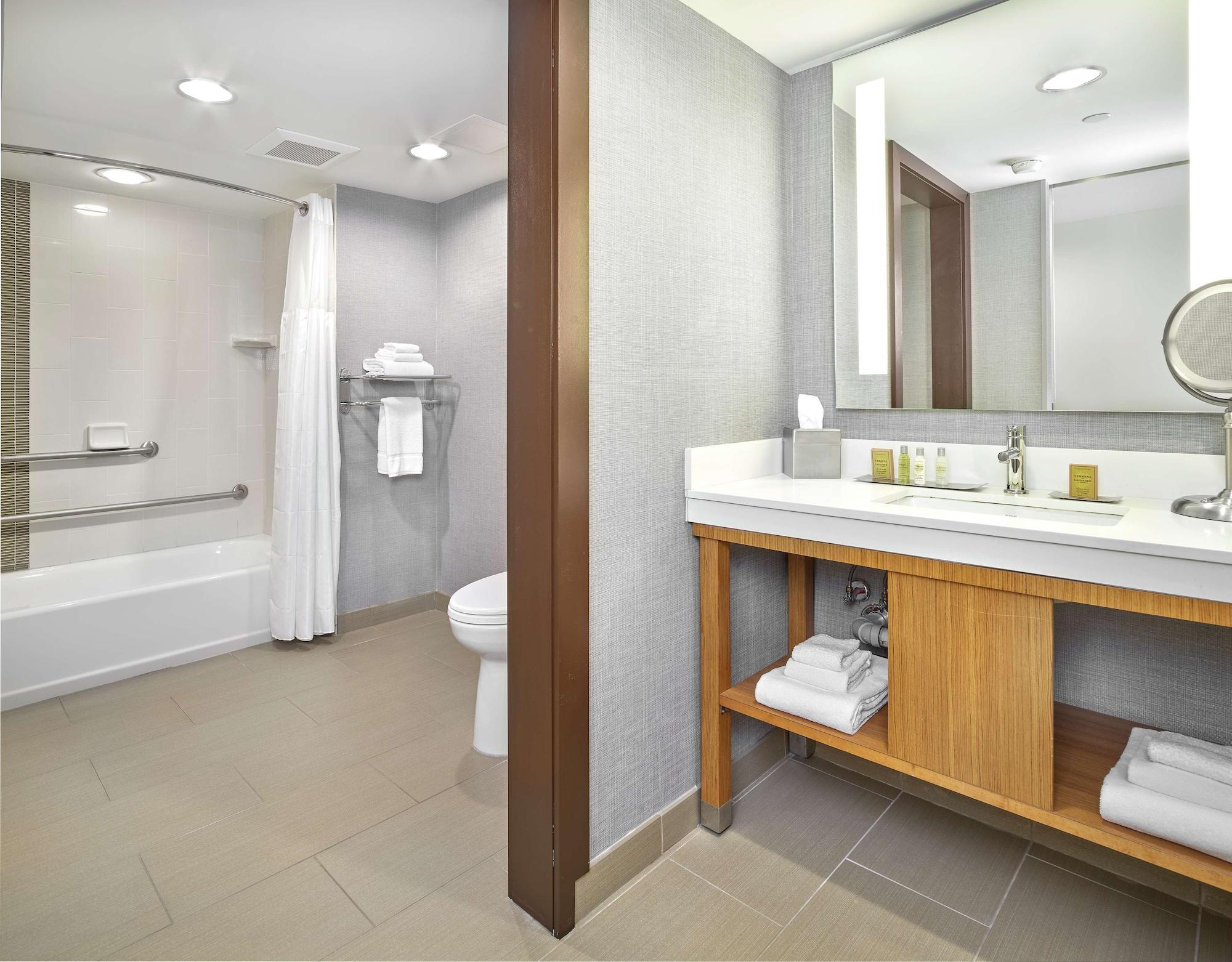 Doubletree By Hilton Edmonton Downtown Hotell Exteriör bild
