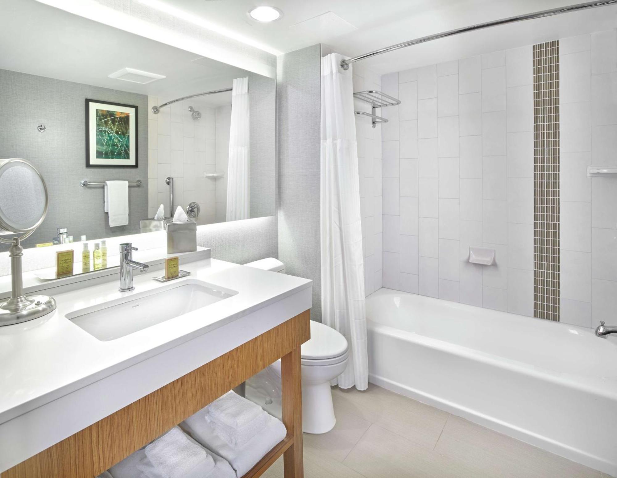 Doubletree By Hilton Edmonton Downtown Hotell Exteriör bild